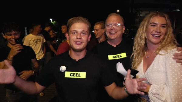 Jan Roos introduceert het "dronken tongen met Dennis voor petjes" op Mallorca