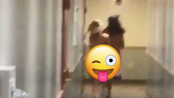 Deurkozijn heeft helemaal geen zin in streakende dronken jongedames in een stringetje