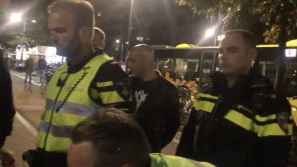 Sympathisanten restaurant WAKU WAKU dat QR-deurbeleid weigert blokkeren weg voor politie