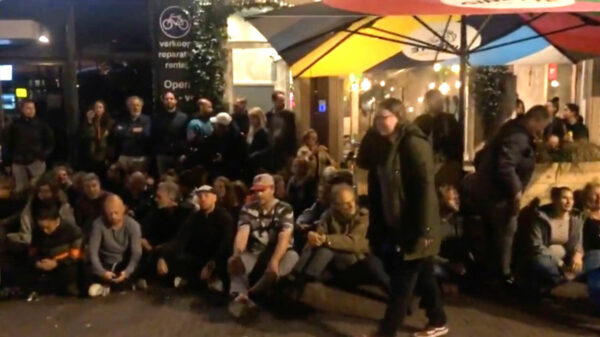 Sympathisanten restaurant WAKU WAKU dat QR-deurbeleid weigert blokkeren weg voor politie