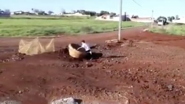 Papa krijgt een hartverzakking als zijn zoon in een diepe buis 'valt'