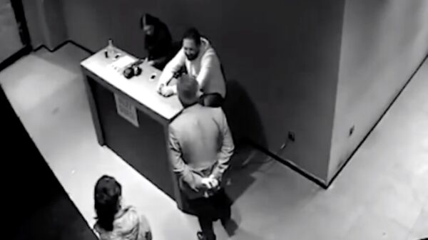 Baas van Turkse club mept werknemers als ze niet voor hem opstaan