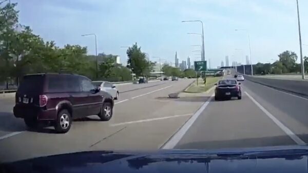 Hufter pakt nog net ff de afslag en veroorzaakt complete chaos