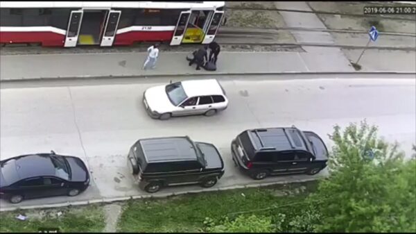 Russische man krijgt een beroerte en wordt tram uitgebonjourd