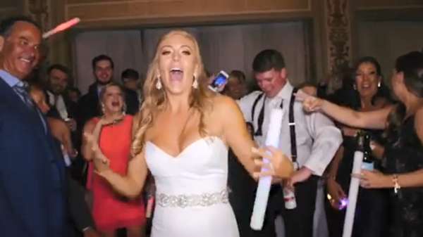 Blonde bruid geeft rapshowtje weg met blanke tatta-familie op de achtergrond