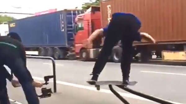 Skateboarder komt na grind met een heerlijke headshot als toetje