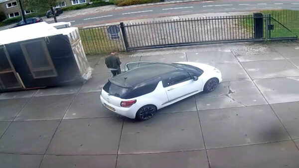 Note to self: gebruik gewoon je handrem als je uitstapt om het hek te openen