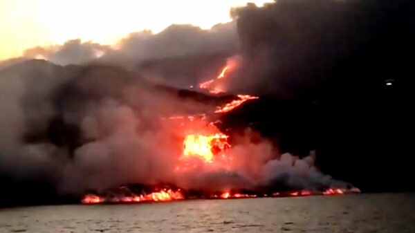 Lavastroom La Palma druipt de zee in een vormt ondergrondse 'pyramide'