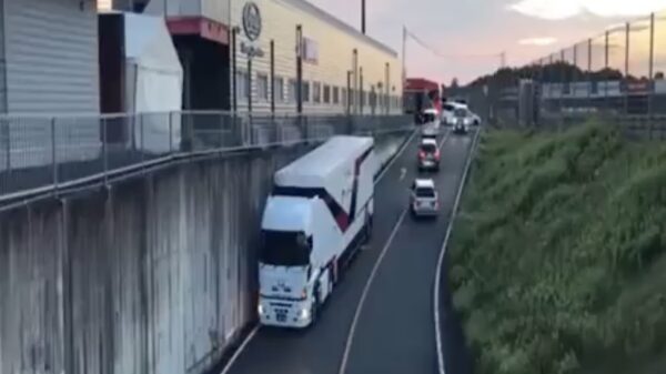 Dit is hoe een professionele chauffeur een krappe bocht pakt