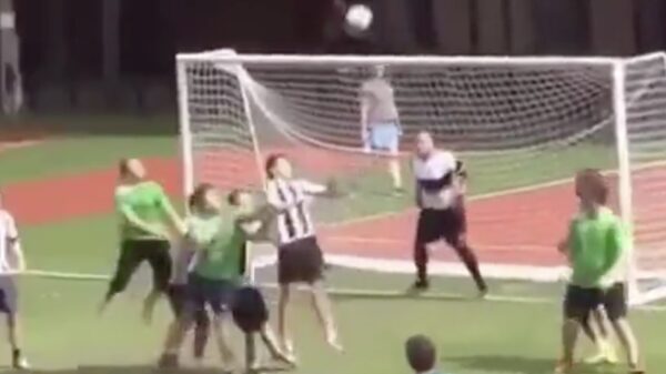 In elk elftal zit er altijd wel één die geen idee heeft wat 'ie aan het doen is