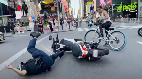De sjaak: agent op scooter wordt voor zijn sodemieter gewheeliet
