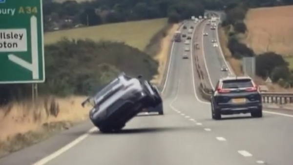 Porsche komt met inhaalactie van de dag op snelweg in Engeland