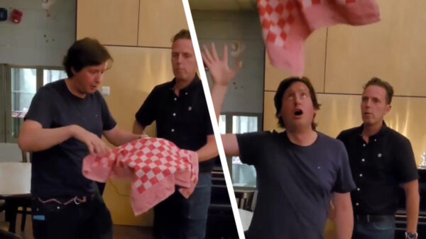 Steven Kazàn haalt Rob Geus in huis voor weer een ongelooflijke goocheltruc