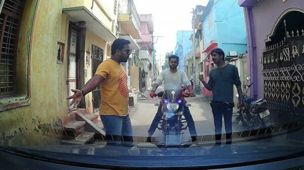 Motorrijder is naar de sportschool geweest en schat zichzelf iets té breed in