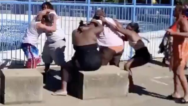 Ondertussen in Amerika; vechtende vriendengroep zet geheime wapen in