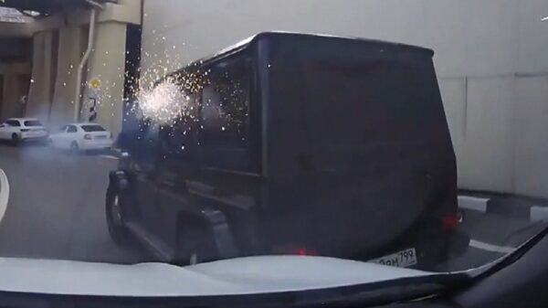 Asociale Mercedes-rijder lost schoten tijdens verkeersfittie in Rusland