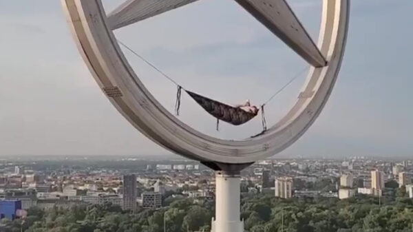 Gewoon even lekker een dutje doen bovenop het Mercedesgebouw in Berlijn