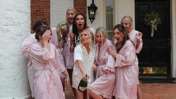 Champagnefles zoekt zorgvuldig een slachtoffer uit in dit groepje vriendinnen