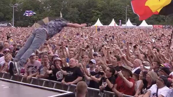 Het publiek doet niet echt lekker mee met de stagedive van Frank "Ferry" Lammers op Pinkpop
