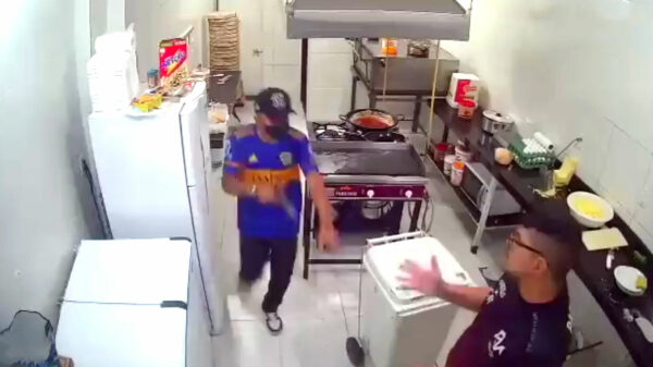 Gewapende Braziliaan dacht restaurant te overvallen, de kok dacht van niet