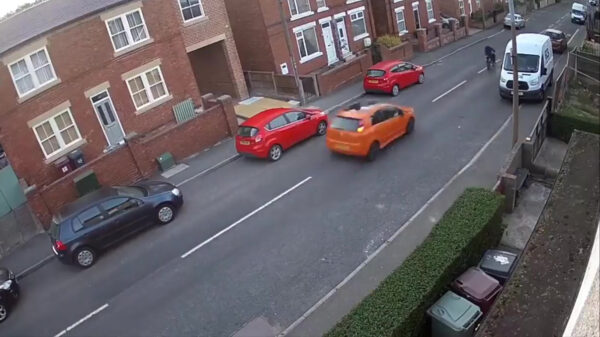 Puntorijder neemt wraak op spiegelschoppend crossmotor-eikeltje