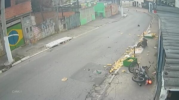 Straat ineens vol met broodjes na kogelharde motorcrash