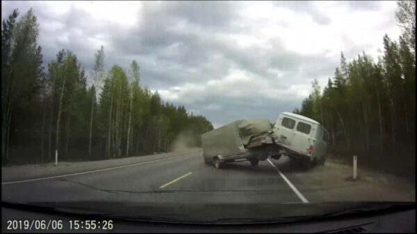 Busje met aanhanger verliest controle en vlamt rakelings langs automobilist