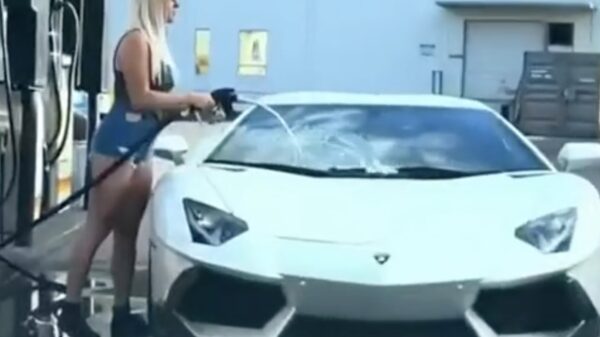 Wel eens een blondine een paar liter wasbenzine zien tanken?