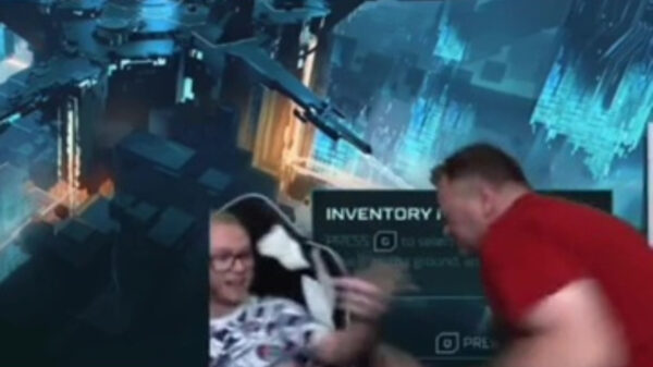 Straalbezopen kerel valt stiefzoon aan tijdens het streamen