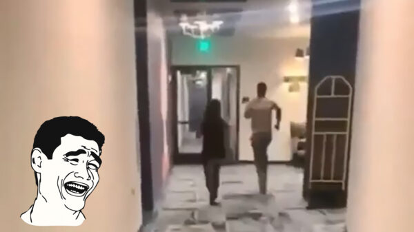 Kerel gebruikt een raam als finishlijn tijdens wedstrijdje hardlopen