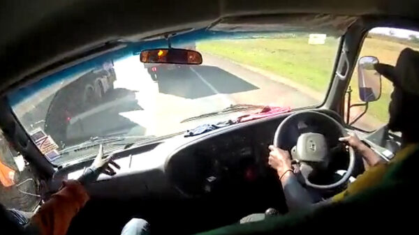 Vrachtwagenchauffeur komt met de meest idiote inhaalactie van de week