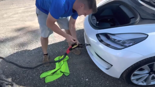 Wut, blijkbaar kun je een Tesla prima opladen door hem een eindje te slepen