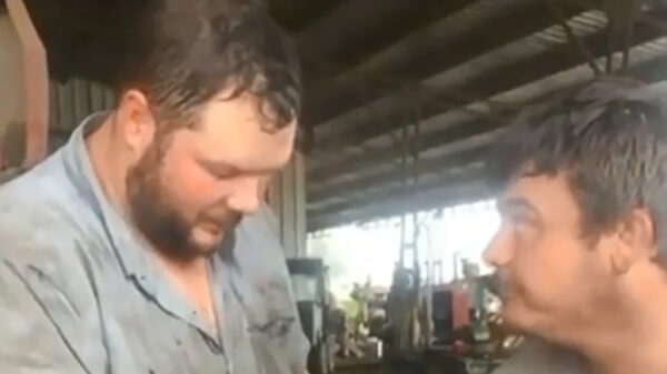 Kom eens hier met je arm, ik zal je een leuk trucje laten zien