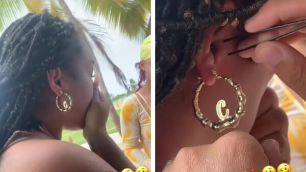 Dame heeft een achtpotig souvenir in haar oor na het zwemmen