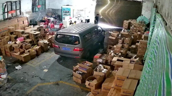 Dankzij flinke windvlaag buigt dit rolluik om alsof het een velletje aluminiumfolie is