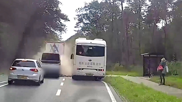 Bumperklevend busje klapt vol op remmende vrachtwagen bij Deventer