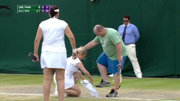Web classic: Kim Clijsters neemt het op tegen een ietwat corpulente fan in een rokje