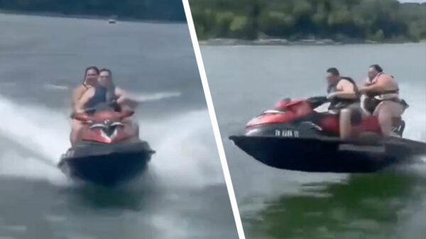 Een onverwachts golfje werd dit stelletje op een jetski bijna fataal