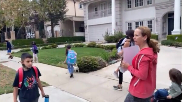 Antivaxxers die schoolkinderen lastigvallen zijn wel een nieuw dieptepunt