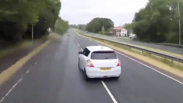 Natte tosti haalt vrachtwagen in en gaat vervolgens in de ankers om af te slaan