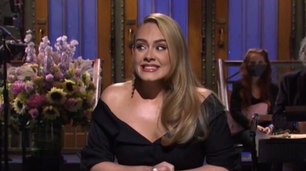 Adele hijst zich de cover van Vogue Engeland in retestrak corset