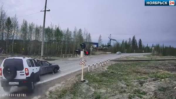 Dronken Russische idioot ramt stilstaande auto en gooit ze voor een trein