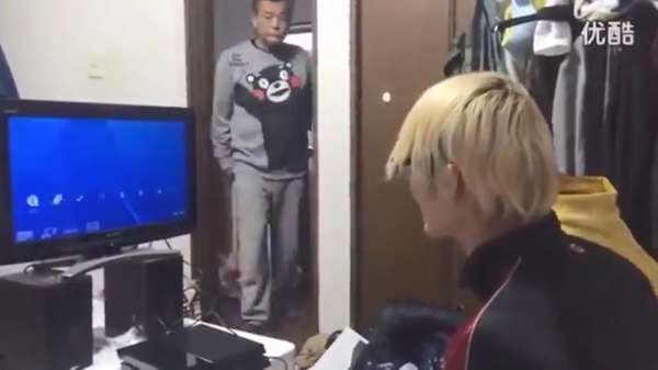 Japanse vader is gameverslaving van zoon kotsbeu en sloopt zijn nieuwe PS4
