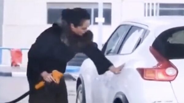 Het grote mysterie van de tankende vrouw en de verdwenen tankdop