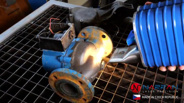 Zien hoe dingen worden schoongemaakt met een laser blijft freaking bevredigend