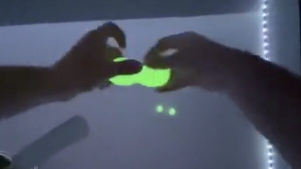 Met een lading van deze lichtgevende balletjes kom je je avond wel door