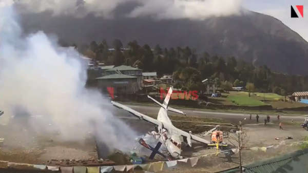 Vliegtuig in Nepal maakt een snoeiharde crash tegen helikopter tijdens opstijgen