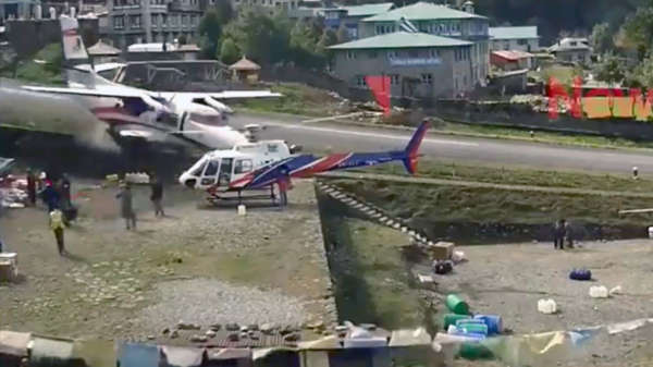 Vliegtuig in Nepal maakt een snoeiharde crash tegen helikopter tijdens opstijgen