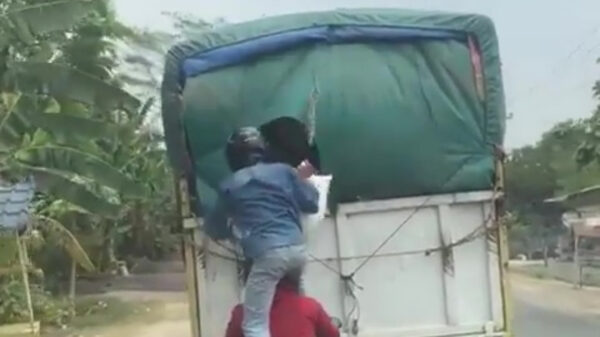 Motorrijders weten met gevaar voor eigen leven uit vrachtwagen te stelen