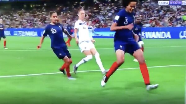 Ondertussen tijdens Frankrijk - Noorwegen: een eigen goal zoals je nog niet eerder gezien hebt